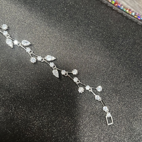 Pretty and elegant, this stunning Eliot Danori line bracelet - Picture 3 of 6